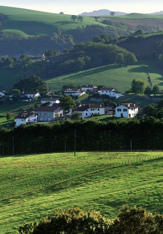 Village basque sur une colline près de Bayonne