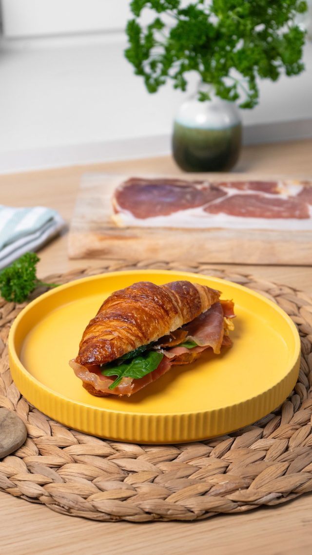 Épisode 2 : À vos tabliers avec Jambon de Bayonne ! 
Un croissant, du Jambon de Bayonne, du fromage frais… Simple, gourmand, irrésistible ! Qui en veut une bouchée ? 😋 🥐

Dans ce croissant ultra-gourmand, vous trouverez :
🧀 Du fromage de chèvre, pour la touche fondante 
🍳 Des œufs brouillés, pour encore plus de moelleux 
 🥓 Des tranches de Jambon de Bayonne, pour un goût authentique 
🌿 Des pousses d’épinards, pour une note de fraîcheur

Qui veut essayer ? Dites-le-nous en commentaire ! 🙌

#mangeonsdujambon #jambondebayonne #recette #jamboncru #ideerecettes  #recetteprintemps