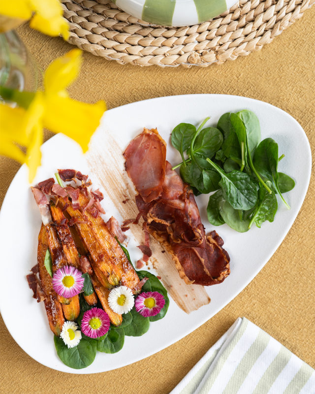 On a essayé de faire manger des légumes à tout le monde…
Alors on a ajouté de savoureuses tranches de Jambon de Bayonne 🥕🥓

Résultat : plus une seule carotte à l’horizon ! 😅

#mangeonsdujambon #jambondebayonne #recette #jamboncru #ideerecettes #recetteprintemps
