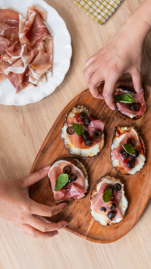 Vous cherchez une idée pour vos apéros ? Ne cherchez plus. 
On a trouvé LA recette qu’il vous faut : des aubergines façon pizza au Jambon de Bayonne ! 🍕

Les étapes de la recette👇
1️⃣ Coupez vos aubergines en rondelles d’environ 1 cm d’épaisseur.
2️⃣ Badigeonnez-les d’huile d’olive, salez, poivrez, puis enfournez 15-20 min à 200°C pour les faire rôtir.
3️⃣ Sortez-les du four et ajoutez sur chaque tranche : 1 cuillère de sauce tomate et un peu de mozzarella.
4️⃣ Remettez au four 5 à 10 minutes, le temps que ça gratine bien.
5️⃣ Ajoutez 1 tranche de Jambon de Bayonne, des olives et du basilic frais. 

À tester dès ce week-end…mais prévoyez large, elles partent vite 😉
